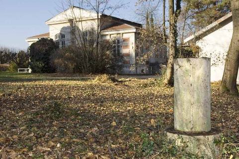 Pilier pour instrument mobile situé à l'emplacement du parc météorologique d'origine. © Région Bourgogne-Franche-Comté, Inventaire du patrimoine