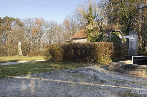 Mire nord de la lunette méridienne : pilier nord à gauche (mire) et pilier sud à droite (collimateur). © Région Bourgogne-Franche-Comté, Inventaire du patrimoine Mire nord de la lunette méridienne : pilier nord à gauche (mire) et pilier sud à droite (collimateur). © Région Bourgogne-Franche-Comté, Inventaire du patrimoine