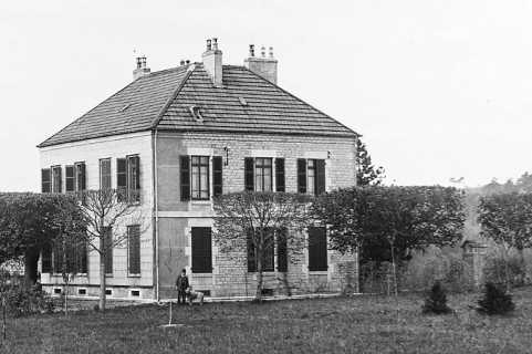 [La mire sud de la petite méridienne, près de la maison du directeur], 1911. © Région Bourgogne-Franche-Comté, Inventaire du patrimoine