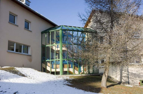 Site récent : galerie reliant l'entrée au bâtiment de l'administration. © Région Bourgogne-Franche-Comté, Inventaire du patrimoine Site récent : galerie reliant l'entrée au bâtiment de l'administration. © Région Bourgogne-Franche-Comté, Inventaire du patrimoine