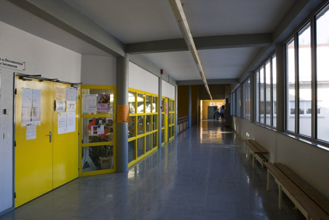 Site récent : centre de documentation (CDI) et galerie à l'étage de l'entrée des élèves. © Région Bourgogne-Franche-Comté, Inventaire du patrimoine Site récent : centre de documentation (CDI) et galerie à l'étage de l'entrée des élèves. © Région Bourgogne-Franche-Comté, Inventaire du patrimoine