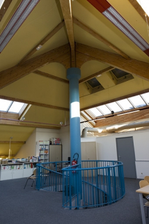 Site récent, centre de documentation (CDI) : escalier en vis desservant la tribune et colonne supportant la charpente. © Région Bourgogne-Franche-Comté, Inventaire du patrimoine Site récent, centre de documentation (CDI) : escalier en vis desservant la tribune et colonne supportant la charpente. © Région Bourgogne-Franche-Comté, Inventaire du patrimoine