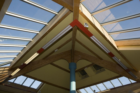 Site récent, centre de documentation (CDI) : charpente en lamellé-collé. © Région Bourgogne-Franche-Comté, Inventaire du patrimoine Site récent, centre de documentation (CDI) : charpente en lamellé-collé. © Région Bourgogne-Franche-Comté, Inventaire du patrimoine