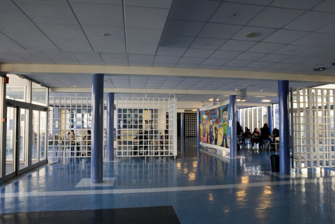 Site récent, bâtiment des salles d'informatique et du pôle bijouterie : cafétéria. © Région Bourgogne-Franche-Comté, Inventaire du patrimoine Site récent, bâtiment des salles d'informatique et du pôle bijouterie : cafétéria. © Région Bourgogne-Franche-Comté, Inventaire du patrimoine