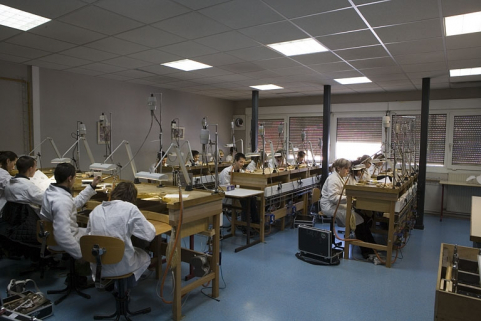 Site récent, pôle bijouterie : intérieur d'un atelier, avec élèves. © Région Bourgogne-Franche-Comté, Inventaire du patrimoine Site récent, pôle bijouterie : intérieur d'un atelier, avec élèves. © Région Bourgogne-Franche-Comté, Inventaire du patrimoine