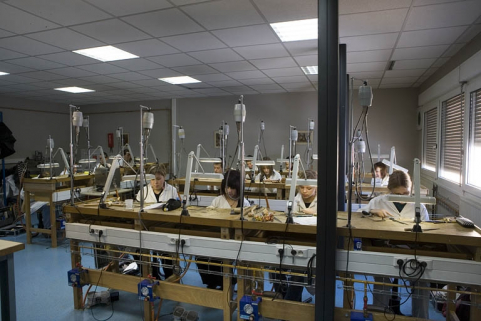 Site récent, pôle bijouterie : intérieur d'un atelier, avec élèves. © Région Bourgogne-Franche-Comté, Inventaire du patrimoine Site récent, pôle bijouterie : intérieur d'un atelier, avec élèves. © Région Bourgogne-Franche-Comté, Inventaire du patrimoine