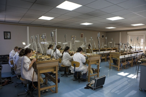 Site récent, pôle bijouterie : intérieur d'un atelier, avec élèves. © Région Bourgogne-Franche-Comté, Inventaire du patrimoine Site récent, pôle bijouterie : intérieur d'un atelier, avec élèves. © Région Bourgogne-Franche-Comté, Inventaire du patrimoine