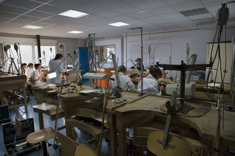 Site récent, pôle bijouterie : intérieur d'un atelier, avec élèves. © Région Bourgogne-Franche-Comté, Inventaire du patrimoine Site récent, pôle bijouterie : intérieur d'un atelier, avec élèves. © Région Bourgogne-Franche-Comté, Inventaire du patrimoine