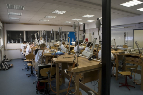 Site récent, pôle bijouterie : intérieur d'un atelier, avec élèves. © Région Bourgogne-Franche-Comté, Inventaire du patrimoine Site récent, pôle bijouterie : intérieur d'un atelier, avec élèves. © Région Bourgogne-Franche-Comté, Inventaire du patrimoine