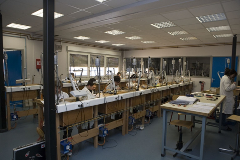 Site récent, pôle bijouterie : intérieur d'un atelier, avec élèves. © Région Bourgogne-Franche-Comté, Inventaire du patrimoine Site récent, pôle bijouterie : intérieur d'un atelier, avec élèves. © Région Bourgogne-Franche-Comté, Inventaire du patrimoine