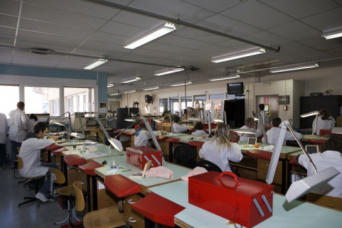 Site récent, atelier d'horlogerie : intérieur, avec élèves. © Région Bourgogne-Franche-Comté, Inventaire du patrimoine Site récent, atelier d'horlogerie : intérieur, avec élèves. © Région Bourgogne-Franche-Comté, Inventaire du patrimoine