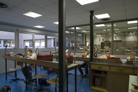 Site récent, atelier d'horlogerie : intérieur, avec élèves. © Région Bourgogne-Franche-Comté, Inventaire du patrimoine Site récent, atelier d'horlogerie : intérieur, avec élèves. © Région Bourgogne-Franche-Comté, Inventaire du patrimoine