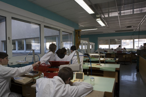 Site récent, atelier d'horlogerie : intérieur, avec élèves. © Région Bourgogne-Franche-Comté, Inventaire du patrimoine Site récent, atelier d'horlogerie : intérieur, avec élèves. © Région Bourgogne-Franche-Comté, Inventaire du patrimoine