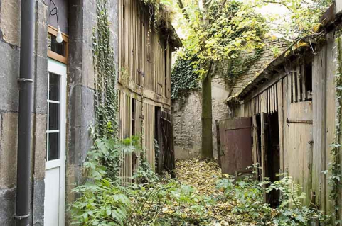 Vue d'ensemble de la deuxième cour depuis l'entrée. © Région Bourgogne-Franche-Comté, Inventaire du Patrimoine