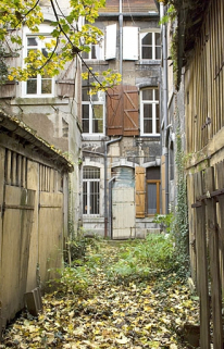 Vue d'ensemble de la façade postérieure du logis secondaire depuis le fond de la deuxième cour. © Région Bourgogne-Franche-Comté, Inventaire du Patrimoine