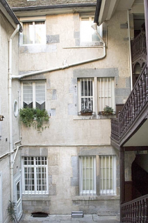 Vue d'ensemble de la façade sur cour du logis principal. © Région Bourgogne-Franche-Comté, Inventaire du Patrimoine