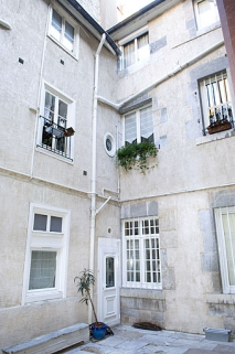Vue d'ensemble de la façade postérieure du logis principal et de l'aile sur cour. © Région Bourgogne-Franche-Comté, Inventaire du Patrimoine