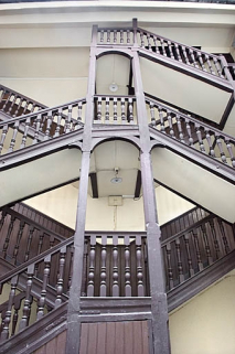 Vue d'ensemble de l'escalier à cage ouverte de face. © Région Bourgogne-Franche-Comté, Inventaire du Patrimoine