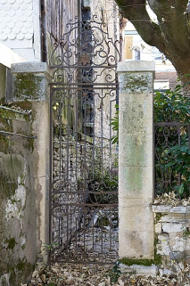 Vue d'ensemble de porte en fer forgé conduisant au jardin. © Région Bourgogne-Franche-Comté, Inventaire du Patrimoine