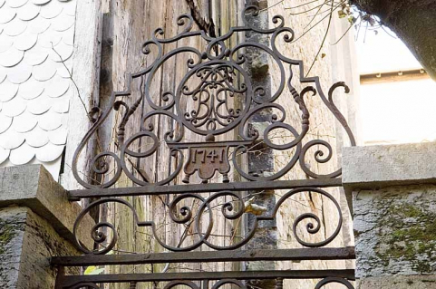Détail de la partie supérieure de la porte en fer forgé conduisant au jardin. © Région Bourgogne-Franche-Comté, Inventaire du Patrimoine