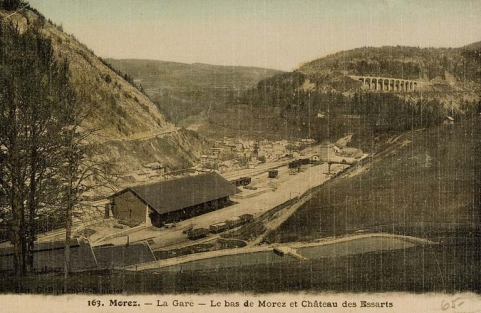 Morez. - La Gare - Le bas de Morez et Château des Essarts, entre 1900 et 1912. © Région Bourgogne-Franche-Comté, Inventaire du patrimoine Morez. - La Gare - Le bas de Morez et Château des Essarts, entre 1900 et 1912. © Région Bourgogne-Franche-Comté, Inventaire du patrimoine