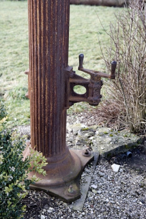 Manivelle à la base du fût. © Région Bourgogne-Franche-Comté, Inventaire du patrimoine