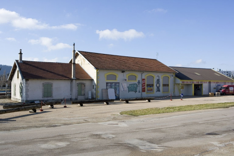 Remise ferroviaire et bureau (actuellement magasin de commerce), vus depuis l'est. © Région Bourgogne-Franche-Comté, Inventaire du patrimoine