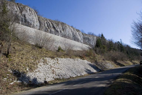 Murs de soutènement (commune de Champagnole), à droite de la voie avant le viaduc de Syam. Mur situé entre les PK 017.000 et 018.000, en contre-haut de la R.D. 127. © Région Bourgogne-Franche-Comté, Inventaire du patrimoine Murs de soutènement (commune de Champagnole), à droite de la voie avant le viaduc de Syam. Mur situé entre les PK 017.000 et 018.000, en contre-haut de la R.D. 127. © Région Bourgogne-Franche-Comté, Inventaire du patrimoine