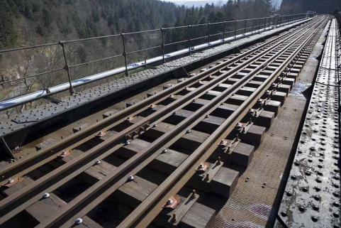 La voie sur la travée métallique, depuis le côté La Cluse. © Région Bourgogne-Franche-Comté, Inventaire du patrimoine