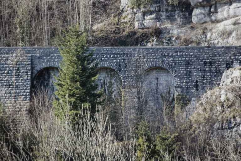 Premier mur à arcades : 3 arches du côté Andelot-en-Montagne. © Région Bourgogne-Franche-Comté, Inventaire du patrimoine Premier mur à arcades : 3 arches du côté Andelot-en-Montagne. © Région Bourgogne-Franche-Comté, Inventaire du patrimoine