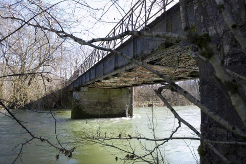 Vue en enfilade, depuis la rive gauche en aval. © Région Bourgogne-Franche-Comté, Inventaire du patrimoine
