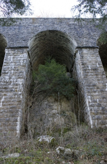 Deuxième mur à arcades : arche enjambant le rocher. © Région Bourgogne-Franche-Comté, Inventaire du patrimoine Deuxième mur à arcades : arche enjambant le rocher. © Région Bourgogne-Franche-Comté, Inventaire du patrimoine
