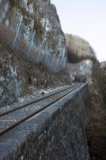 Mur de soutènement vers la vallée, depuis le côté La Cluse. © Région Bourgogne-Franche-Comté, Inventaire du patrimoine Mur de soutènement vers la vallée, depuis le côté La Cluse. © Région Bourgogne-Franche-Comté, Inventaire du patrimoine