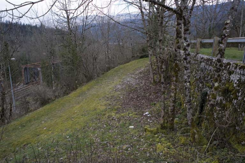 Réservoir (à droite) et son chemin d'accès. © Région Bourgogne-Franche-Comté, Inventaire du patrimoine
