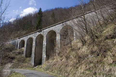 Viaduc du Crêt : élévation aval (sud-est), de trois quarts droite. © Région Bourgogne-Franche-Comté, Inventaire du patrimoine Viaduc du Crêt : élévation aval (sud-est), de trois quarts droite. © Région Bourgogne-Franche-Comté, Inventaire du patrimoine