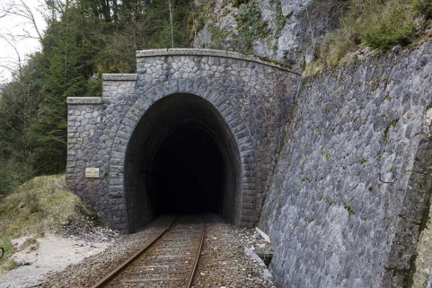 Tunnel : tête côté Andelot-en-Montagne (nord). © Région Bourgogne-Franche-Comté, Inventaire du patrimoine Tunnel : tête côté Andelot-en-Montagne (nord). © Région Bourgogne-Franche-Comté, Inventaire du patrimoine