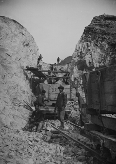 [Creusement d'une tranchée rocheuse vers le point kilométrique 071.700, en amont du tunnel de la Serre (commune de Saint-Claude)], vers 1910. © Région Bourgogne-Franche-Comté, Inventaire du patrimoine