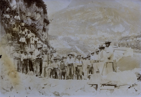 Construction de la ligne de chemin de fer Oyonnax St Claude [ouverture de la tranchée de la Grusse, à Saint-Claude], décennie 1880. © Région Bourgogne-Franche-Comté, Inventaire du patrimoine