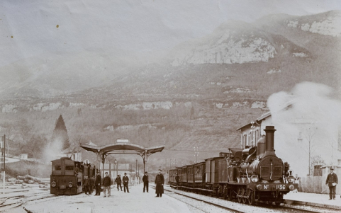 [Vue d'ensemble avec deux trains à vapeur, l'un de la compagnie du Paris - Lyon - Méditerranée, l'autre de la Compagnie générale des Chemins de Fer vicinaux], 1ère moitié 20e siècle. © Région Bourgogne-Franche-Comté, Inventaire du patrimoine