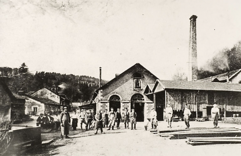 Vue d'ensemble des forges avec une partie du personnel. © Région Bourgogne-Franche-Comté, Inventaire du patrimoine Vue d'ensemble des forges avec une partie du personnel. © Région Bourgogne-Franche-Comté, Inventaire du patrimoine