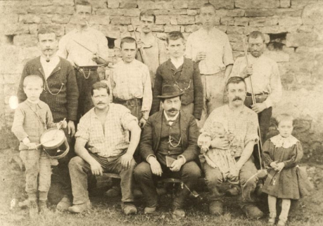Groupe d'ouvriers. © Région Bourgogne-Franche-Comté, Inventaire du patrimoine Groupe d'ouvriers. © Région Bourgogne-Franche-Comté, Inventaire du patrimoine