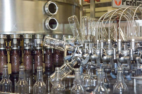 Salle d'embouteillage. Détail de la chaîne. © Région Bourgogne-Franche-Comté, Inventaire du patrimoine