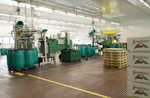 Atelier de calibrage des griottes (salle blanche). Vue d'ensemble. © Région Bourgogne-Franche-Comté, Inventaire du patrimoine