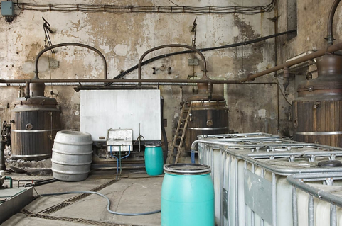 Ancien atelier de distillation. Vue d'ensemble. Alambics Egrot-Grangé. © Région Bourgogne-Franche-Comté, Inventaire du patrimoine