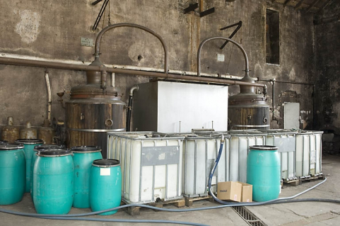 Ancien atelier de distillation. Alambics Egrot-Grangé de 10 hl (mur ouest). © Région Bourgogne-Franche-Comté, Inventaire du patrimoine