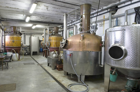 Atelier de distillation. Vue d'ensemble depuis l'entrée. © Région Bourgogne-Franche-Comté, Inventaire du patrimoine