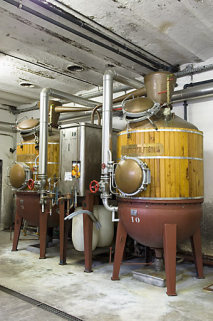 Atelier de distillation. Deux alambics Tournaire. © Région Bourgogne-Franche-Comté, Inventaire du patrimoine