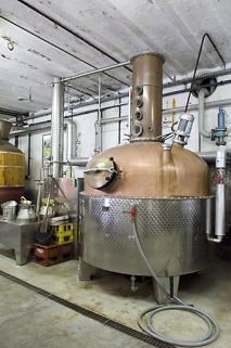 Atelier de distillation. Alambic Arnold Holstein. © Région Bourgogne-Franche-Comté, Inventaire du patrimoine