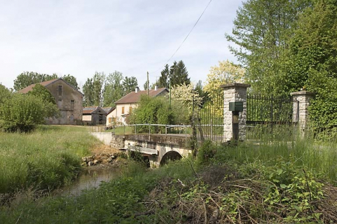 Vue d'ensemble depuis l'est. © Région Bourgogne-Franche-Comté, Inventaire du patrimoine