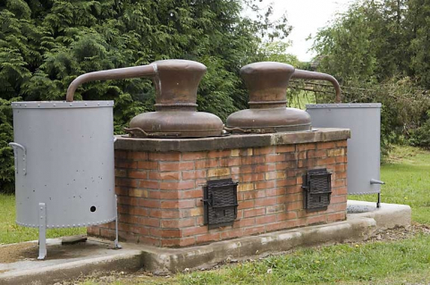 Alambics doubles, à feu nu, exposés à l'extérieur. © Région Bourgogne-Franche-Comté, Inventaire du patrimoine